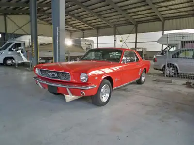 Ford Mustang 1966 — Légende américaine coupé rouge, partiellement restaurée — vista esterna