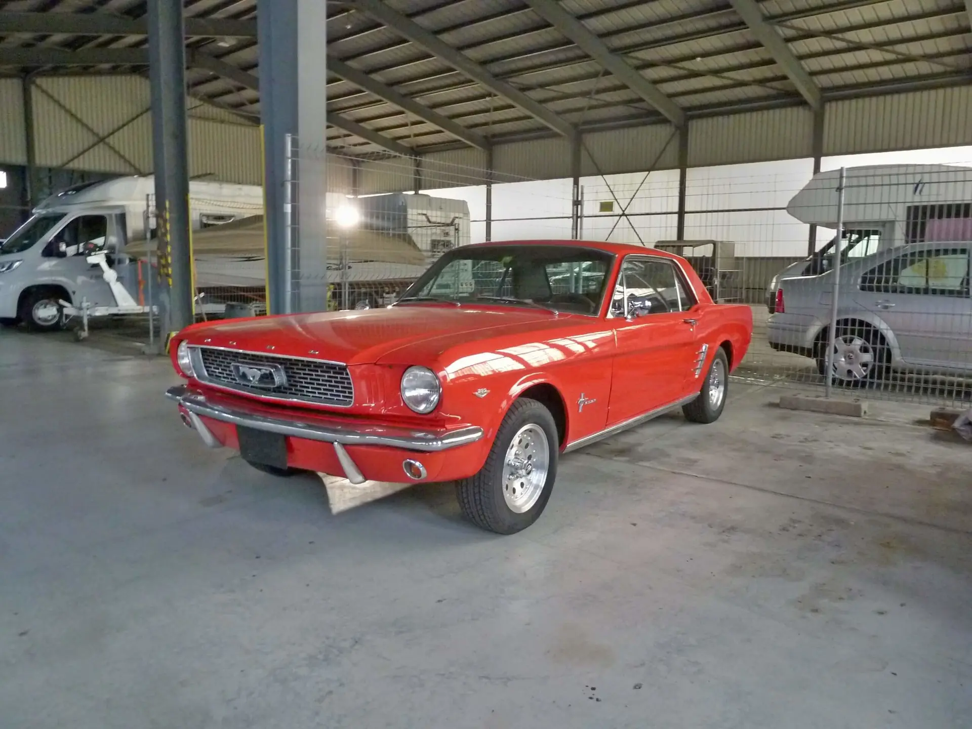Ford Mustang 1966 — Légende américaine coupé rouge, partiellement restaurée — vista esterna