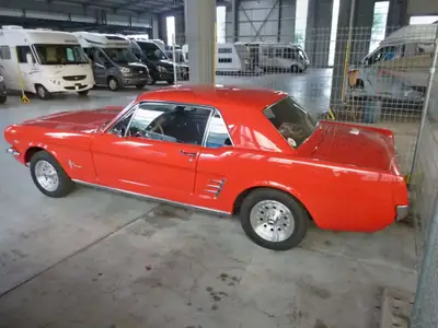 Ford Mustang 1966 — Légende américaine coupé rouge, partiellement restaurée — fianco