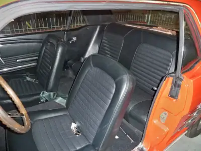 Ford Mustang 1966 — Légende américaine coupé rouge, partiellement restaurée — dettaglio
