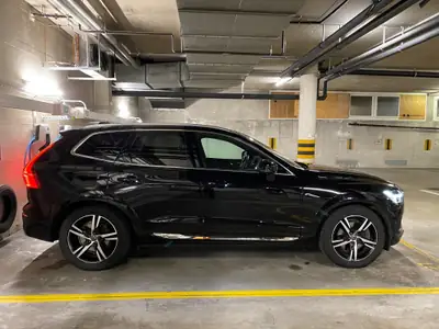 Volvo XC60 T8 eAWD Inscription — SUV hybride rechargeable, entretien Volvo, 68'000 km — side view