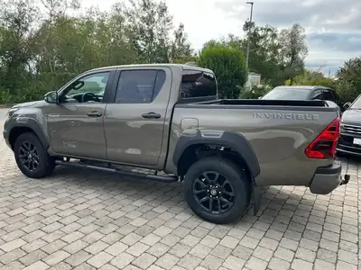 Toyota HI-LUX Invincible 2.8 4x4 — Pickup robuste, motorisation MHEV, attelage 3,5 tonnes — vista posteriore