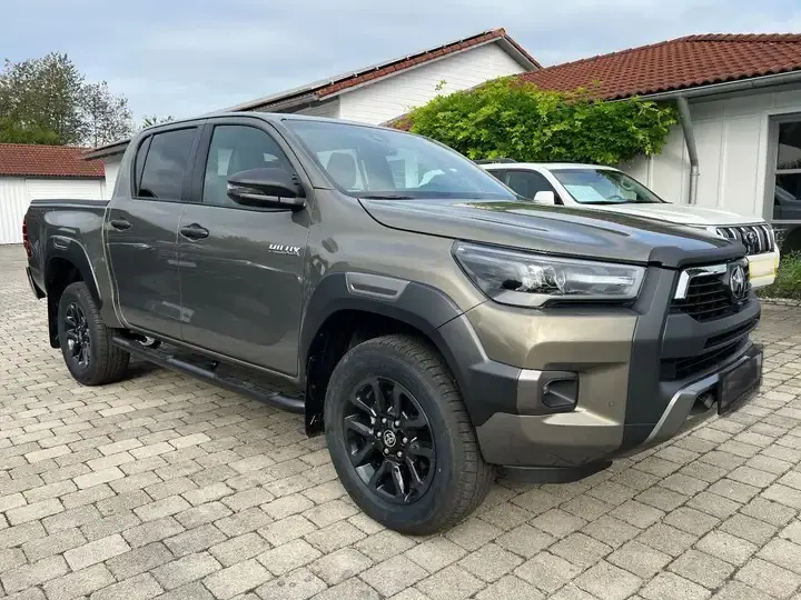 Toyota HI-LUX Invincible 2.8 4x4 — Pickup robuste, motorisation MHEV, attelage 3,5 tonnes