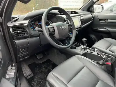 Toyota HI-LUX Invincible 2.8 4x4 — Pickup robuste, motorisation MHEV, attelage 3,5 tonnes — cruscotto