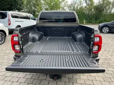 Toyota HI-LUX Invincible 2.8 4x4 — Pickup robuste, motorisation MHEV, attelage 3,5 tonnes — dettaglio