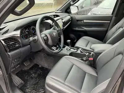 Toyota HI-LUX Invincible 2.8 4x4 — Pickup robuste, motorisation MHEV, attelage 3,5 tonnes — Miniatura 9