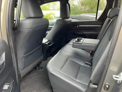 Toyota HI-LUX Invincible 2.8 4x4 — Pickup robuste, motorisation MHEV, attelage 3,5 tonnes — Miniatura 7