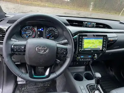 Toyota HI-LUX Invincible 2.8 4x4 — Pickup robuste, motorisation MHEV, attelage 3,5 tonnes — Miniatura 11