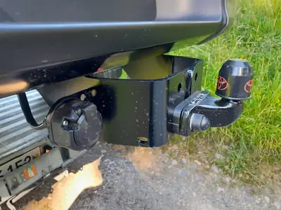 Toyota HI-LUX Invincible 2.8 4x4 — Pickup robuste, motorisation MHEV, attelage 3,5 tonnes — Miniatura 14