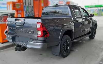 Toyota HI-LUX Invincible 2.8 4x4 — Pickup robuste, motorisation MHEV, attelage 3,5 tonnes — Miniatura 17