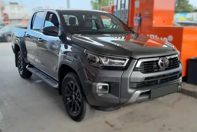 Toyota HI-LUX Invincible 2.8 4x4 — Pickup robuste, motorisation MHEV, attelage 3,5 tonnes — Miniatura 16
