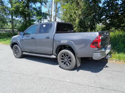 Toyota HI-LUX Invincible 2.8 4x4 — Pickup robuste, motorisation MHEV, attelage 3,5 tonnes — Miniatura 18