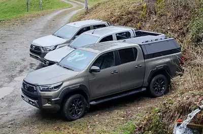Toyota HI-LUX Invincible 2.8 4x4 — Pickup robuste, motorisation MHEV, attelage 3,5 tonnes — Miniatura 20