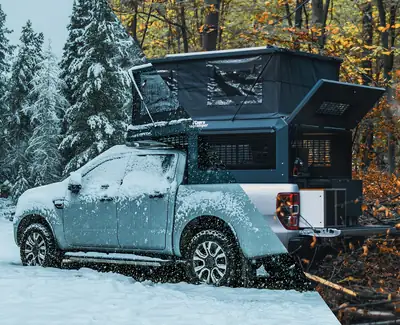 Toyota HI-LUX Invincible 2.8 4x4 — Pickup robuste, motorisation MHEV, attelage 3,5 tonnes — Miniatura 19