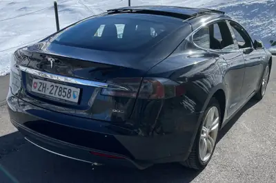 Tesla Model S 90D — Berline électrique haute performance, Autopilot et Supercharge gratuit — Heckansicht