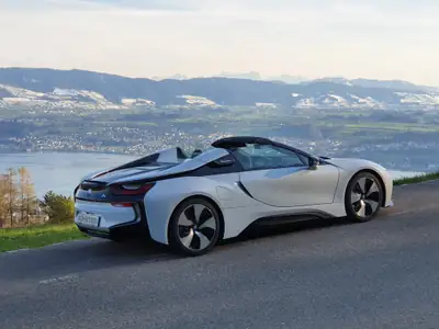 BMW i8 Roadster — Hybride rechargeable sportif, 10'200 km, design futuriste — arrière