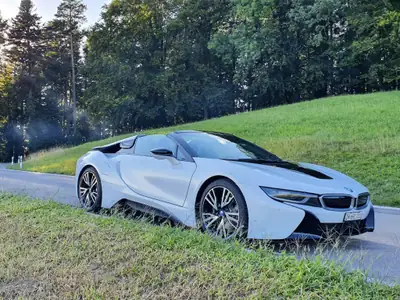 BMW i8 Roadster — Hybride rechargeable sportif, 10'200 km, design futuriste — vue extérieure