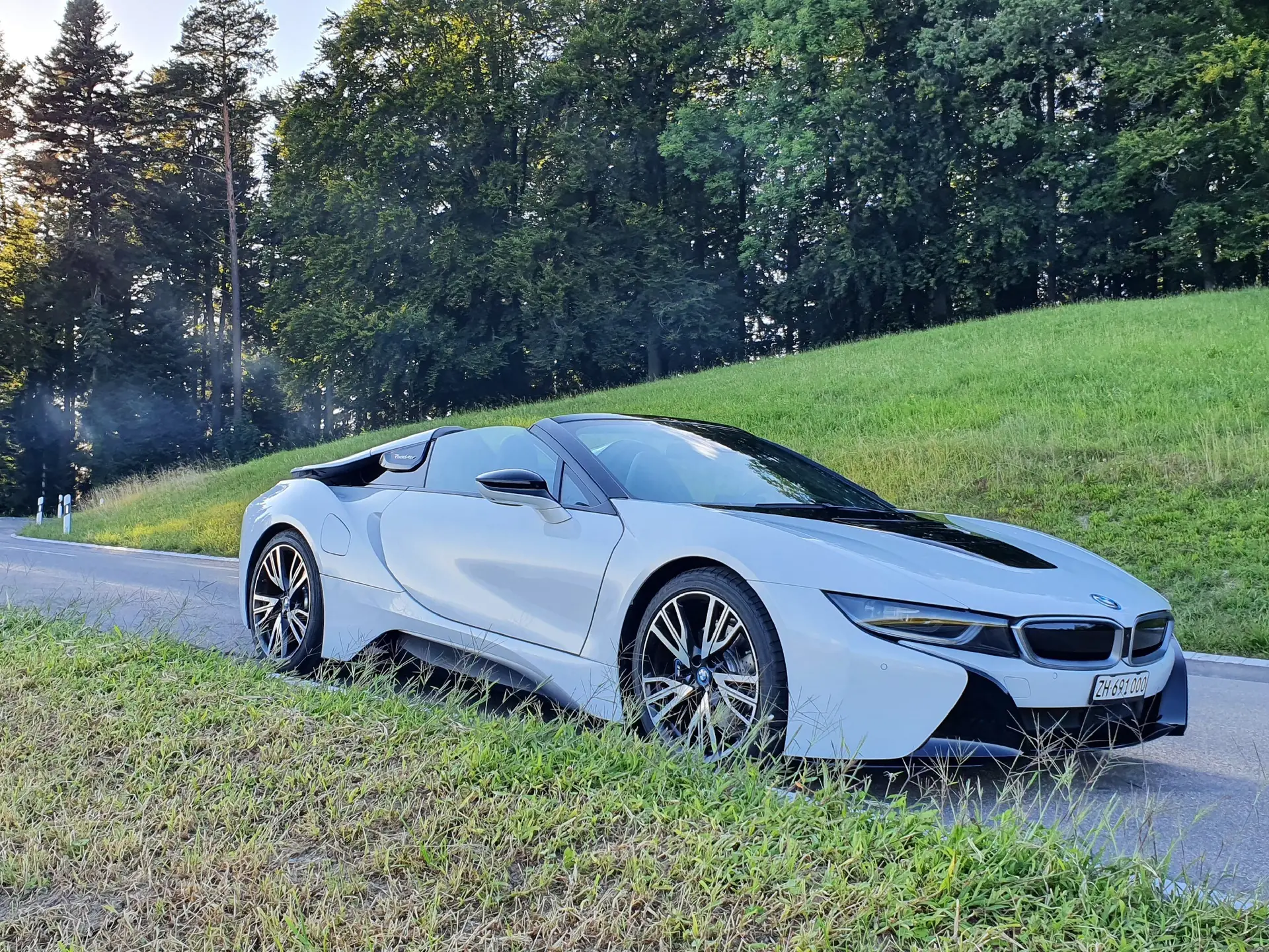 BMW i8 Roadster — Hybride rechargeable sportif, 10'200 km, design futuriste — vue extérieure