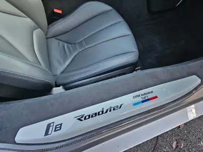 BMW i8 Roadster — Hybride rechargeable sportif, 10'200 km, design futuriste — côté