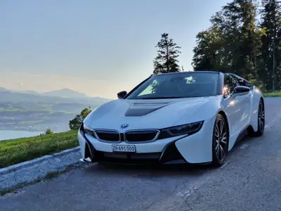 BMW i8 Roadster — Hybride rechargeable sportif, 10'200 km, design futuriste — tableau de bord