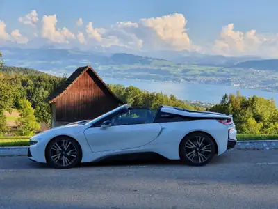 BMW i8 Roadster — Hybride rechargeable sportif, 10'200 km, design futuriste — détail