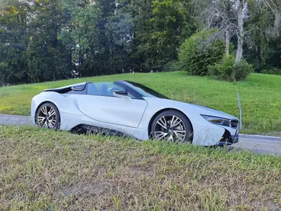 BMW i8 Roadster — Hybride rechargeable sportif, 10'200 km, design futuriste — Miniature 8