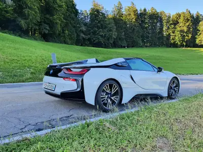 BMW i8 Roadster — Hybride rechargeable sportif, 10'200 km, design futuriste — Miniature 7