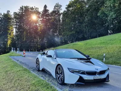 BMW i8 Roadster — Hybride rechargeable sportif, 10'200 km, design futuriste — Miniature 9
