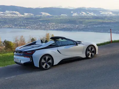 BMW i8 Roadster — Hybride rechargeable sportif, 10'200 km, design futuriste — Miniature 11