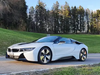 BMW i8 Roadster — Hybride rechargeable sportif, 10'200 km, design futuriste — Miniature 14