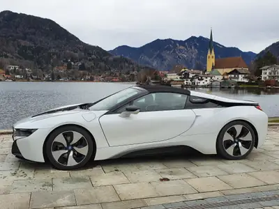 BMW i8 Roadster — Hybride rechargeable sportif, 10'200 km, design futuriste — Miniature 15
