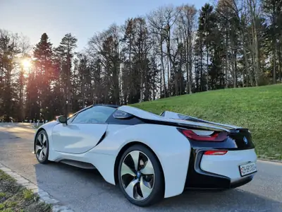 BMW i8 Roadster — Hybride rechargeable sportif, 10'200 km, design futuriste — Miniature 16