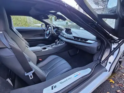 BMW i8 Roadster — Hybride rechargeable sportif, 10'200 km, design futuriste — Miniature 17