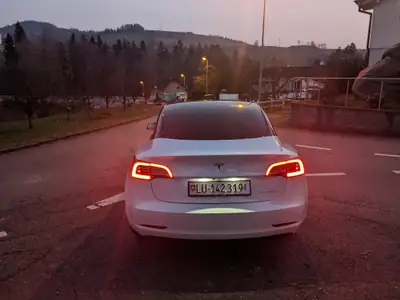 Tesla Model 3 Long Range Dual Motor AWD — Berline électrique haute performance, 250'000 km — cruscotto