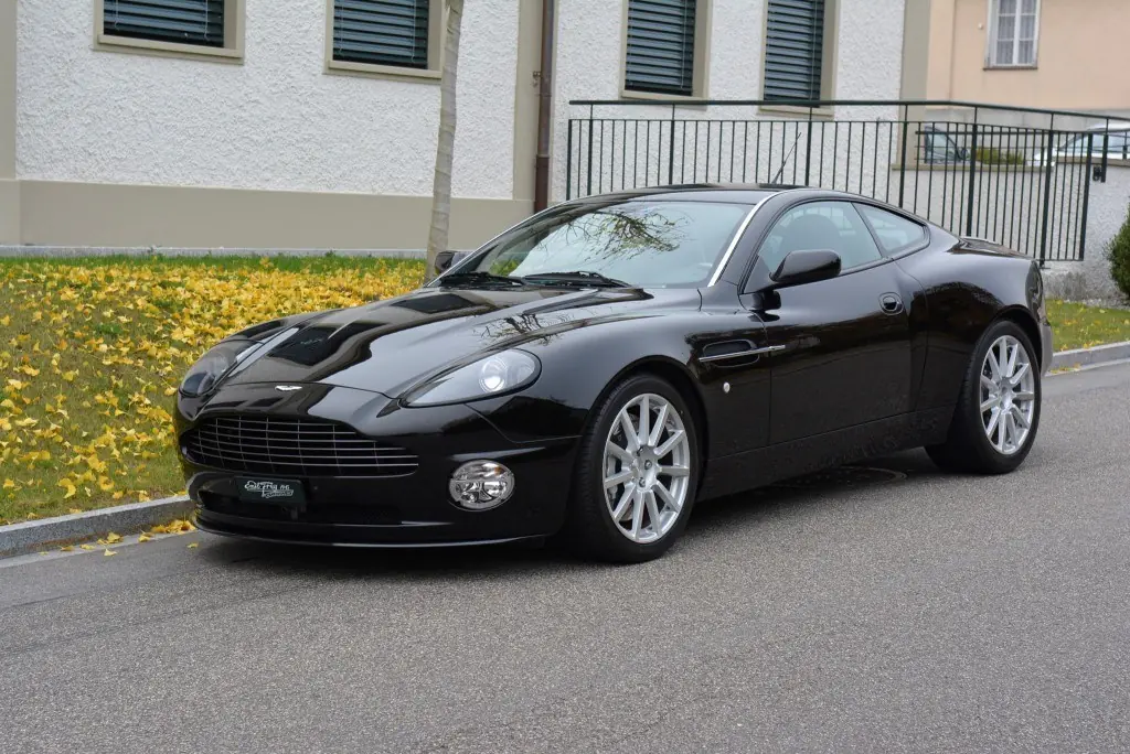Aston Martin V12 Vanquish — Coupé de prestige avec moteur 5.9L, 10'600 km seulement — Außenansicht
