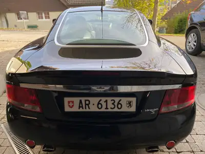 Aston Martin V12 Vanquish — Coupé de prestige avec moteur 5.9L, 10'600 km seulement — Heckansicht