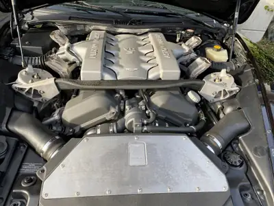 Aston Martin V12 Vanquish — Coupé de prestige avec moteur 5.9L, 10'600 km seulement — Detail