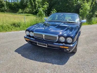 Daimler V8 4.0 S/C — Berline de prestige, 363 ch et luxe intemporel — côté