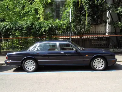 Daimler V8 4.0 S/C — Berline de prestige, 363 ch et luxe intemporel — vue extérieure