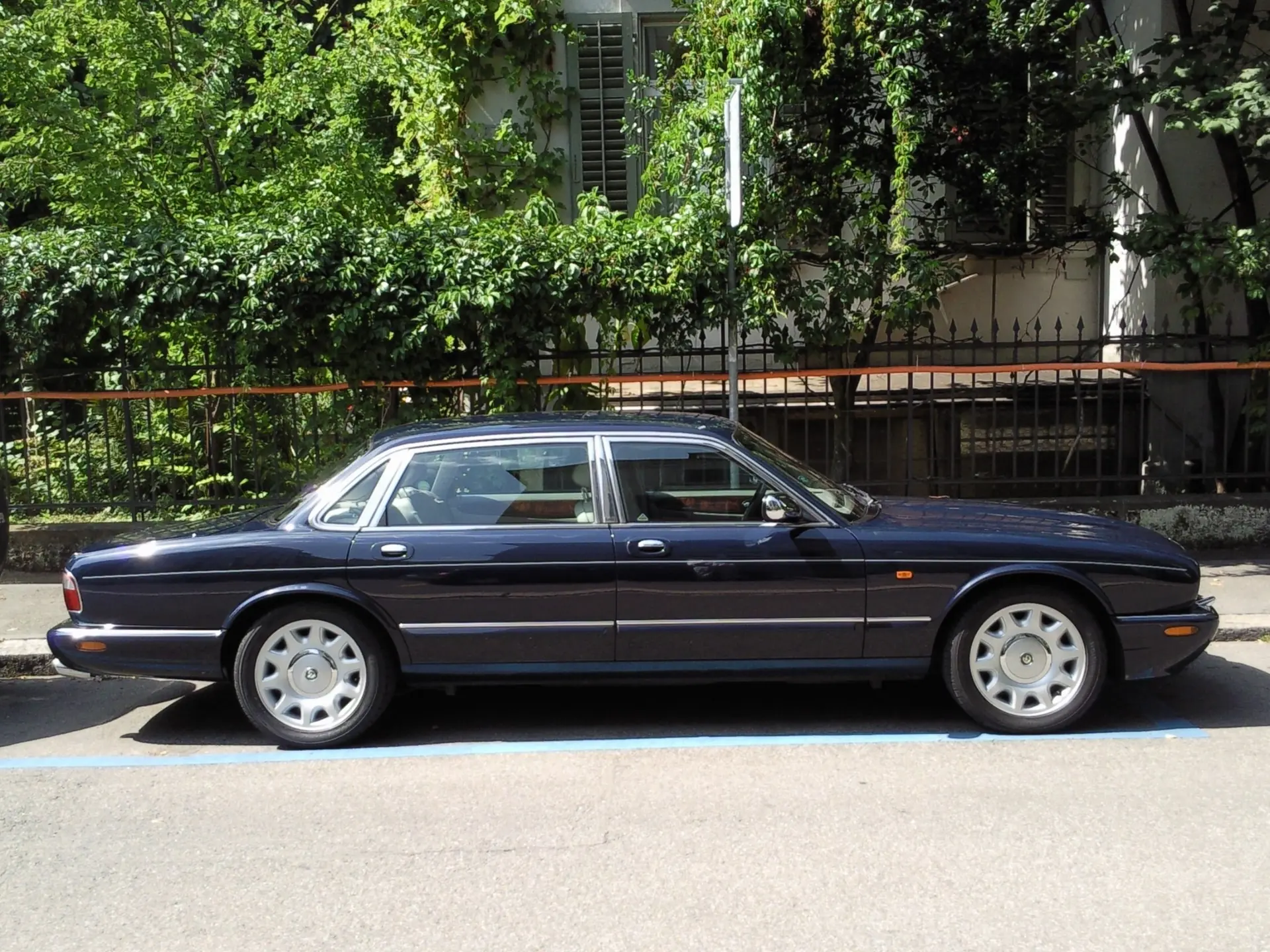 Daimler V8 4.0 S/C — Berline de prestige, 363 ch et luxe intemporel — vue extérieure
