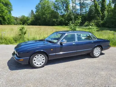 Daimler V8 4.0 S/C — Berline de prestige, 363 ch et luxe intemporel — arrière