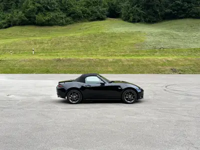 Mazda MX-5 2.0 Revolution — Le roadster sportif de référence, 32 800 km seulement — side view