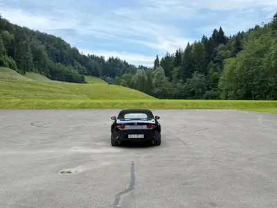 Mazda MX-5 2.0 Revolution — Le roadster sportif de référence, 32 800 km seulement — rear view