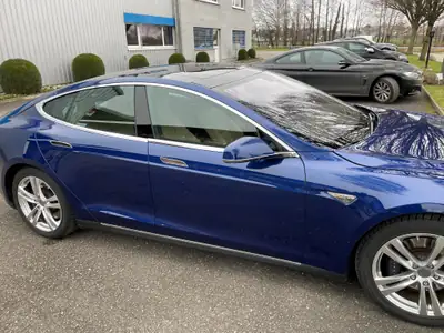 Tesla Model S 85 — Berline électrique haute performance, 388 ch, garantie jusqu'en 2024 — Heckansicht