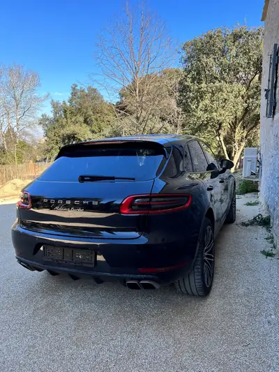 Porsche Macan Turbo PDK — SUV haute performance, 400 ch et seulement 56 000 km — Heckansicht