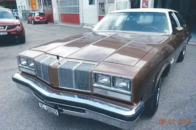 Oldsmobile Cutlass Salon 1976 — Berline américaine de caractère, état neuf — côté