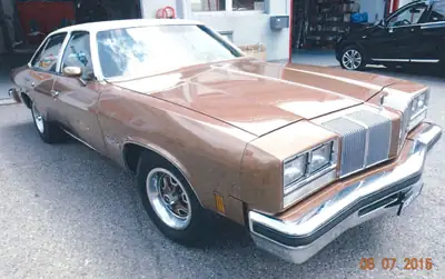Oldsmobile Cutlass Salon 1976 — Berline américaine de caractère, état neuf — intérieur