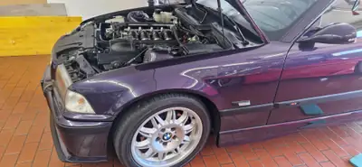 BMW M3 Coupé 1996 — Légende sportive violet métallisé, 321 ch purs — fianco
