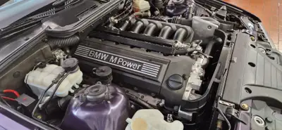 BMW M3 Coupé 1996 — Légende sportive violet métallisé, 321 ch purs — interni