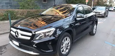 Mercedes-Benz GLA 250 4Matic — SUV compact premium, 26 000 km seulement — côté